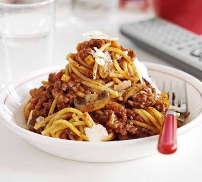 Best Family Meals to Batch Cook UK - Family Friendly Big Batch Family Bolognese Recipe