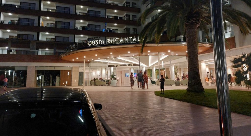Aparthotel Costa Encantada hotel reception at night